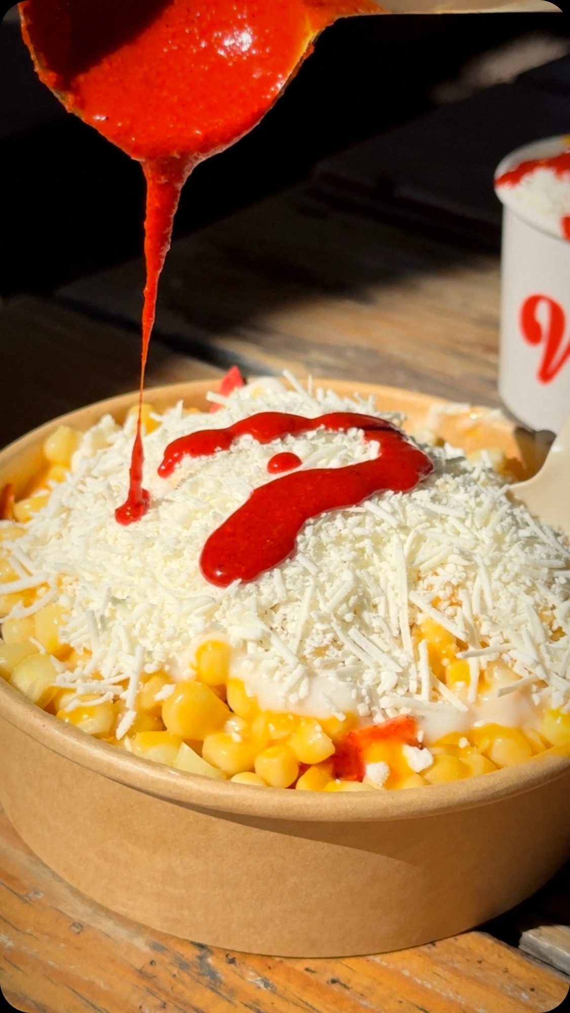 Salsa sobre bowl de elote